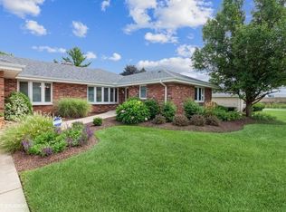 235 Park Ln, Roselle, IL 60172