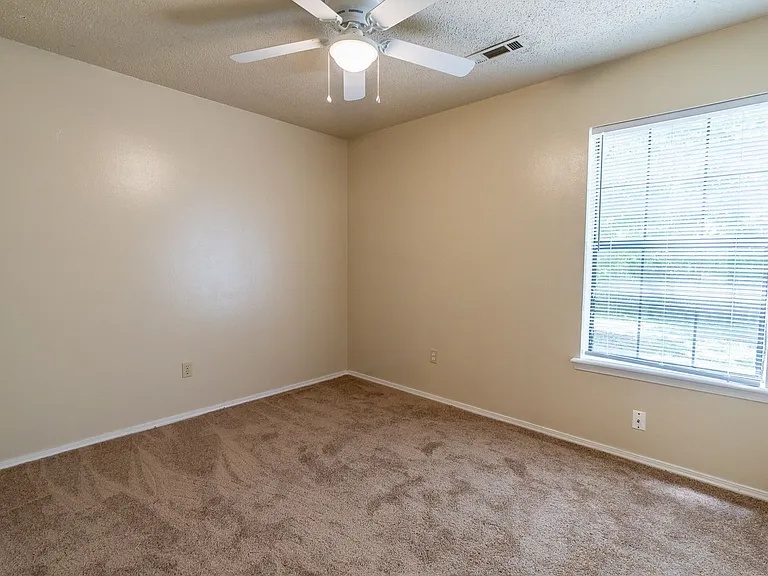 559 S Ray Ave — Photo 10
