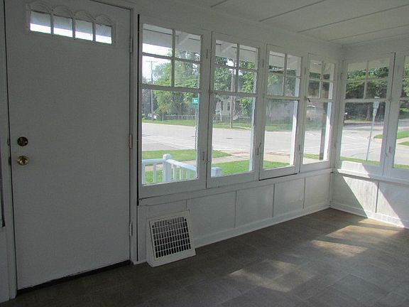 3rd image of 302 Easton Ave