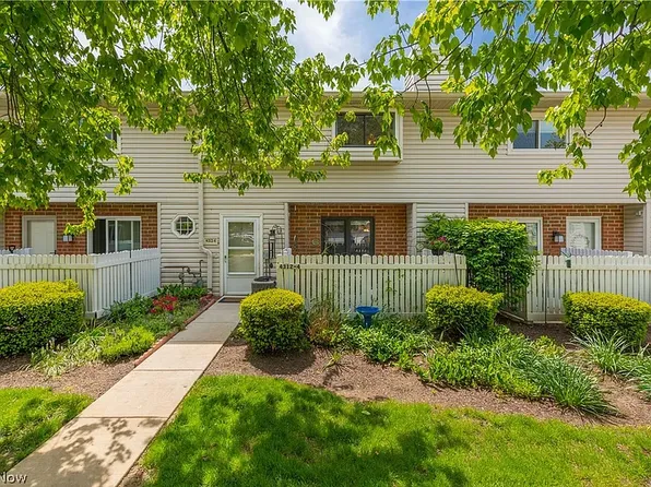 4312 Hyde Park Dr #4, North Olmsted, OH 44070