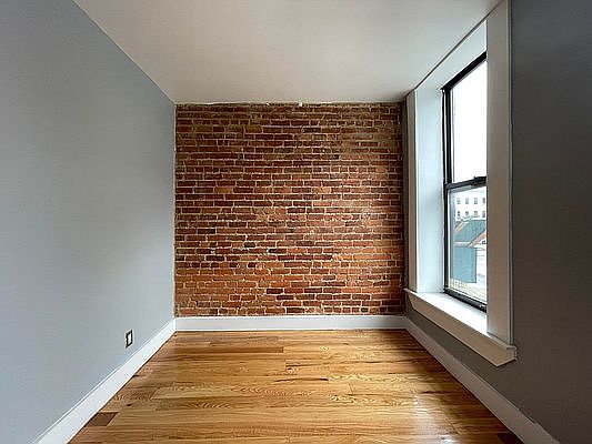 2nd image of 2342 Pacific St #2