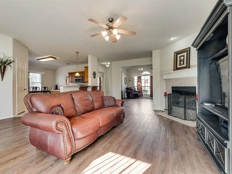 2431 Fieldcrest Dr — Photo 3