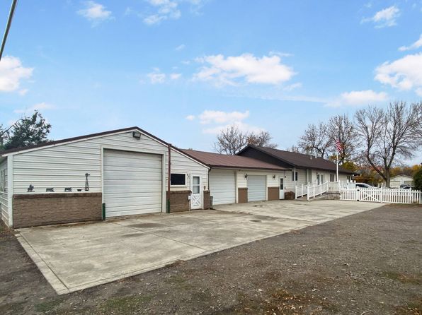 318 W 4th St, Fairview, MT 59221