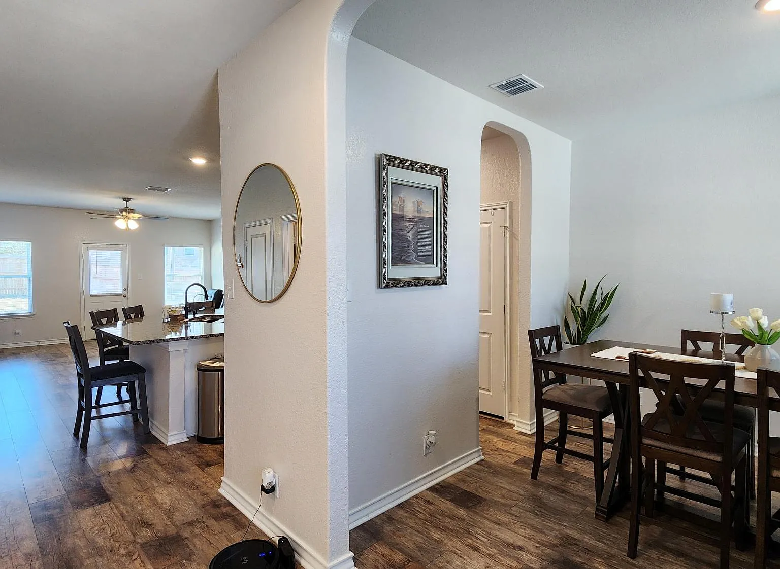 5 bed, 3.5 bath, 2678 sqft, $2,300 — Photo 2