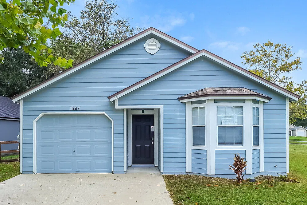 3 bed, 2.0 bath, 1292 sqft, $2,290 — Photo 1