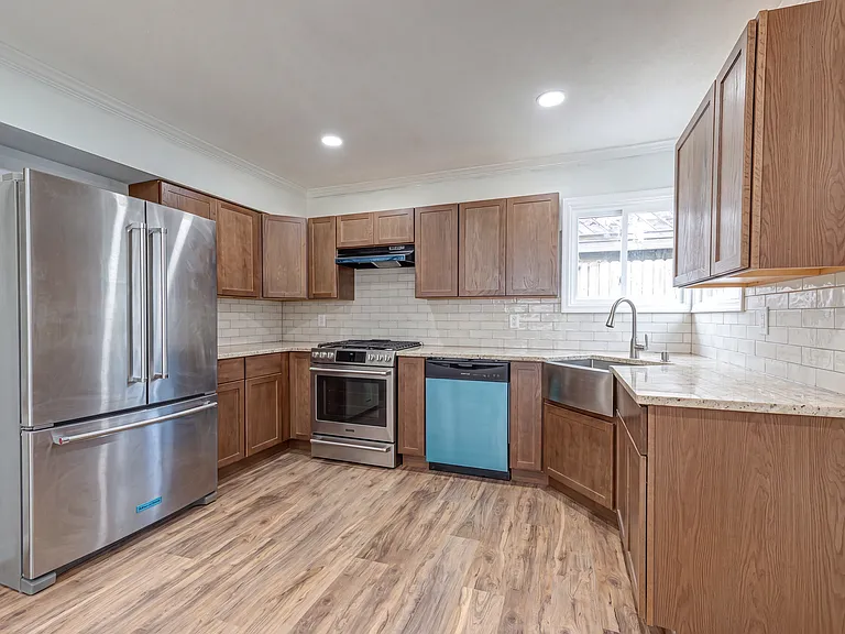 2528 Marshall Ave — Photo 5