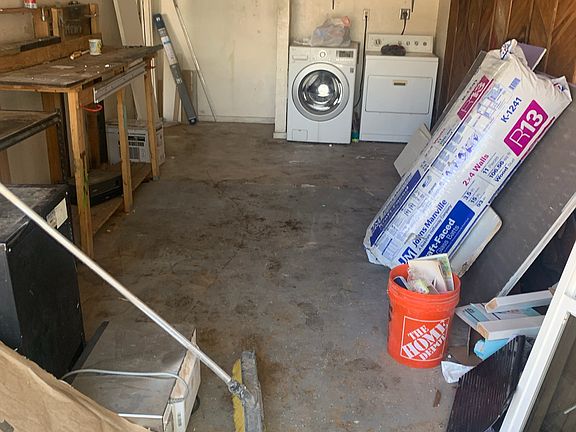 Garage with washer/dryer hookups (washer and dryer not included)