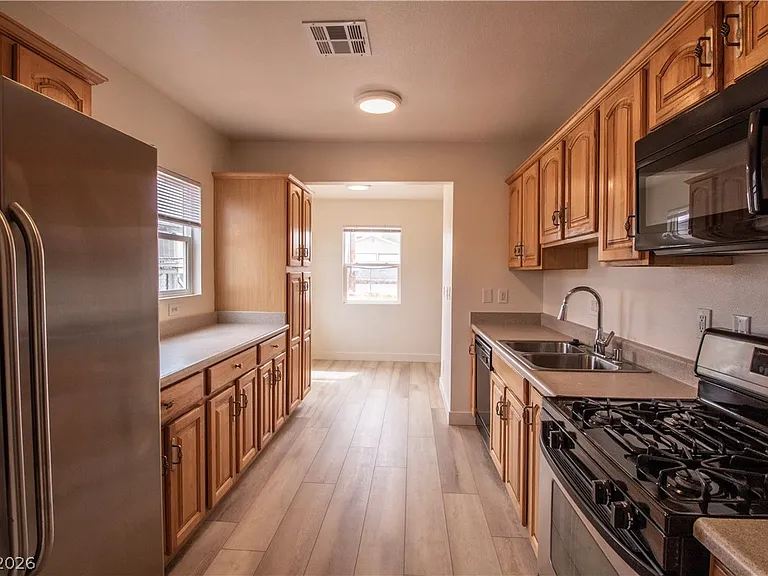 119 W Victory Rd — Photo 5