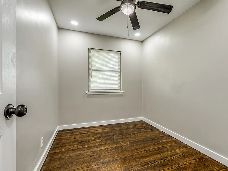 409 NE Myers Ave — Photo 13