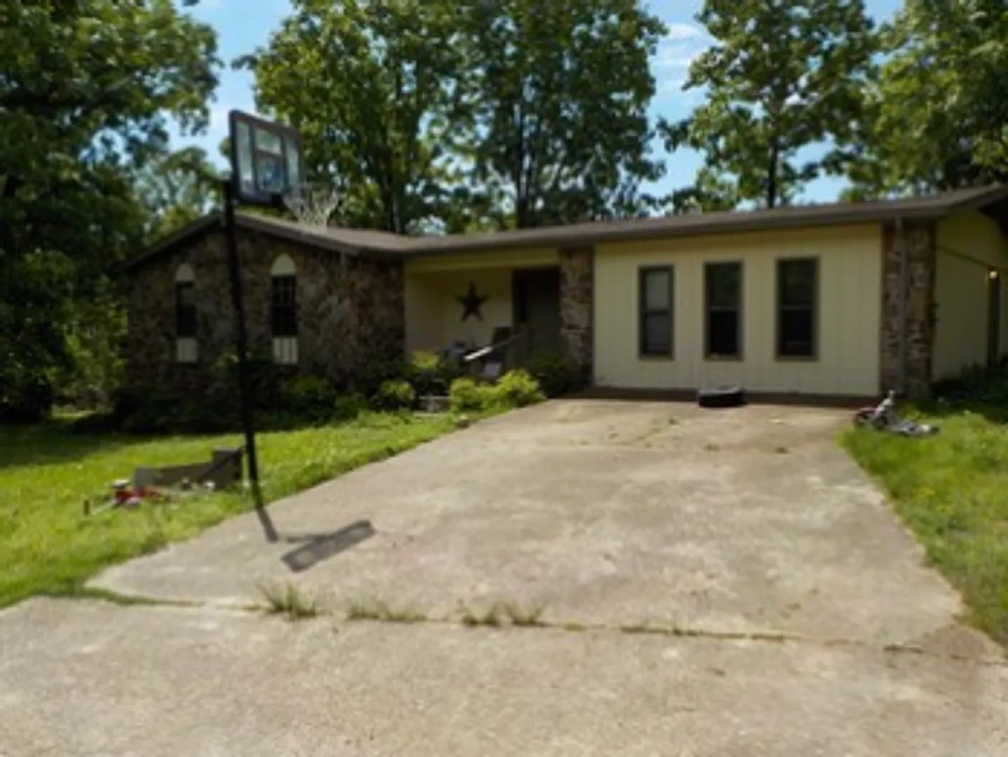 3+/1.5, 1863 sqft Home for Lease at 270 Sharon St, Batesville ($1535) — Photo 1