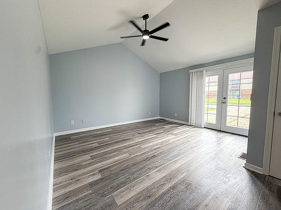 3rd image of 860 Lakeview Dr APT B