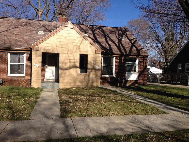 23104 Brittany Ave — Photo 2