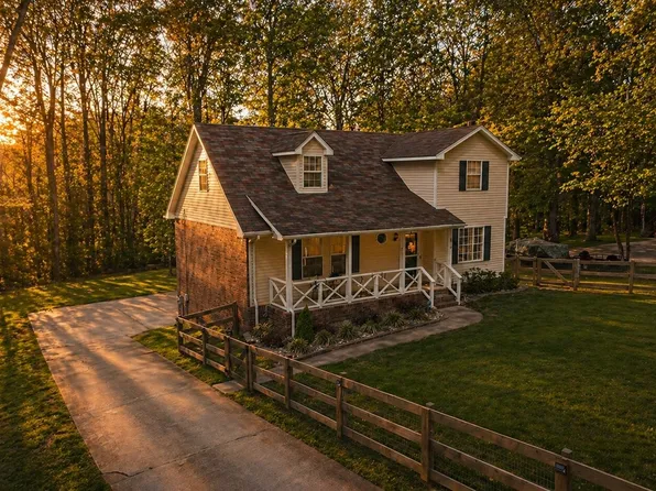 424 Tyler Ct, Cottontown, TN 37048