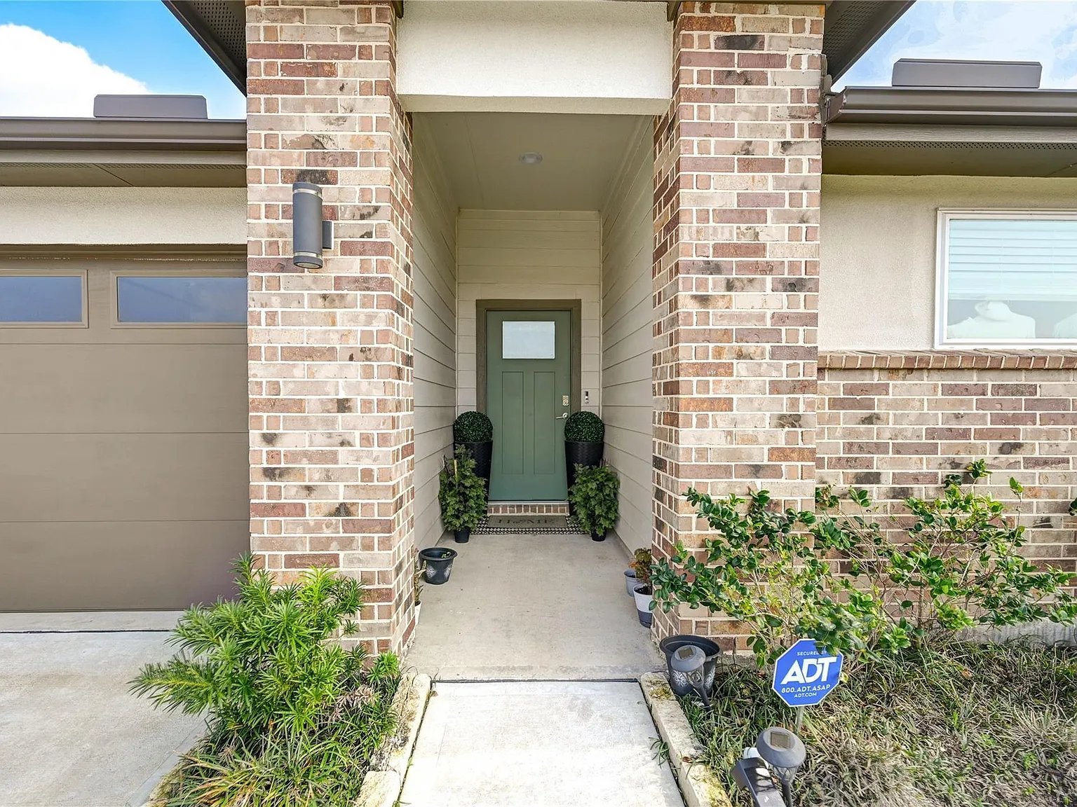 4 bed, 2.0 bath, 1827 sqft, $2,700 — Photo 2