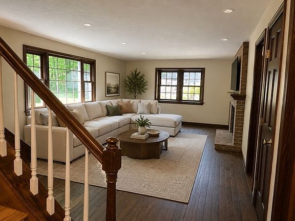 4th image of 9 Cyndy Ln