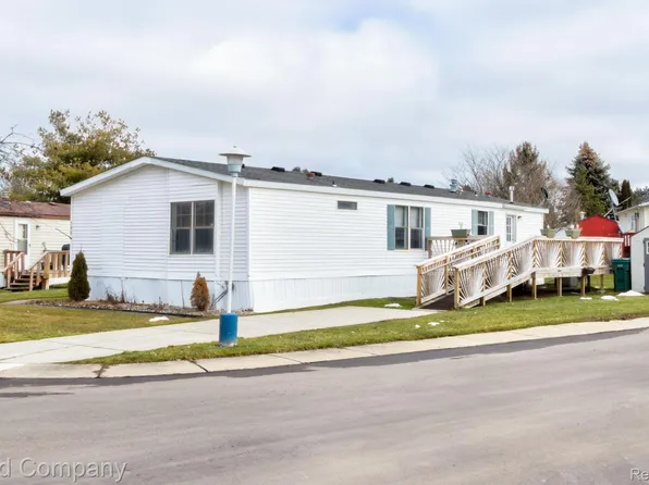 799 Oak St, Fowlerville, MI 48836