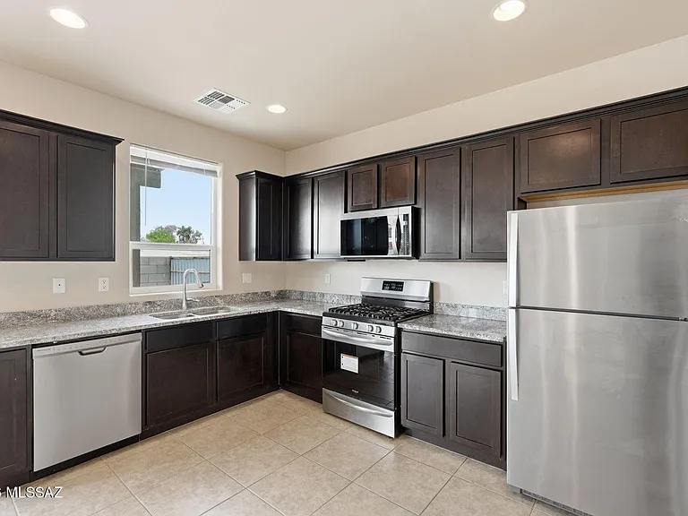 2815 N Fair Oaks Ave — Photo 11