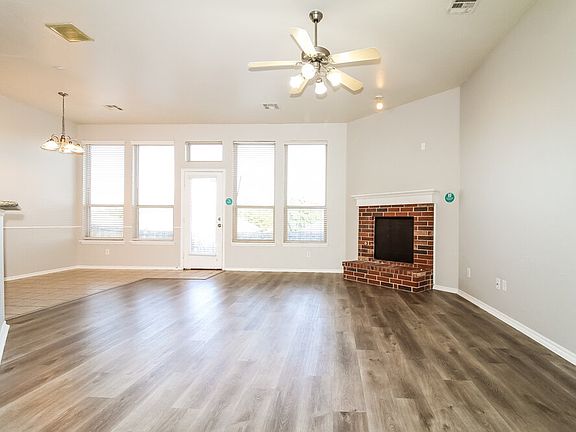 3rd image of 608 Applewood St