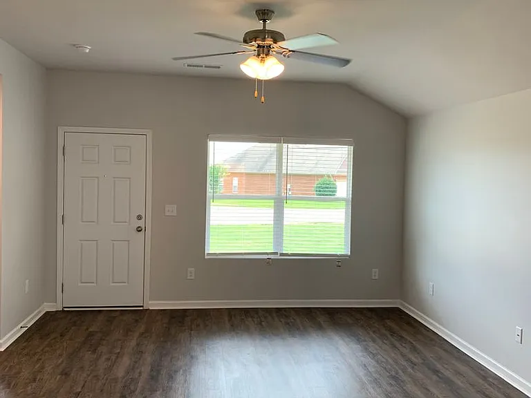 310 Tiffany Ln — Photo 4