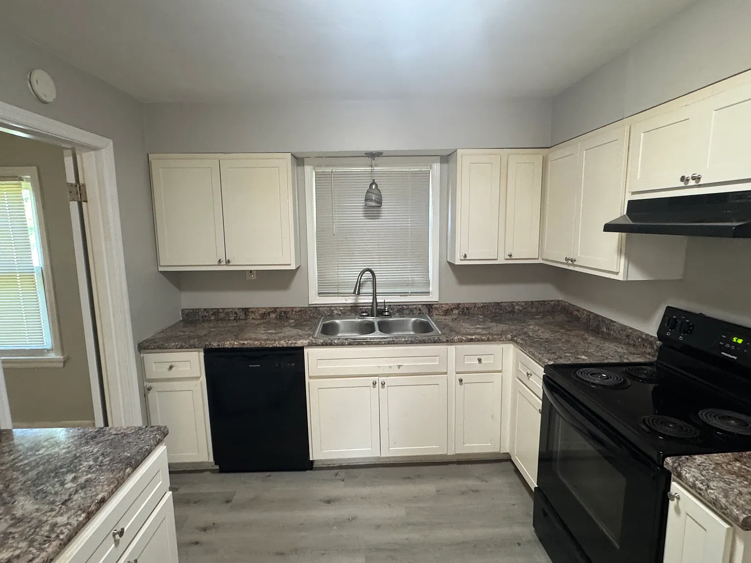 3 bed, 890 sqft, $1,495 — Photo 2