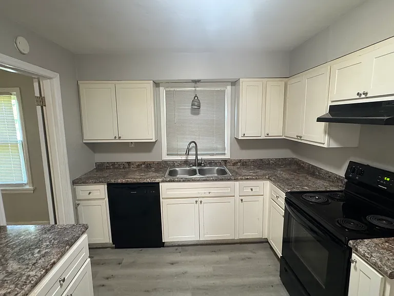 60 Chateau Dr — Photo 2