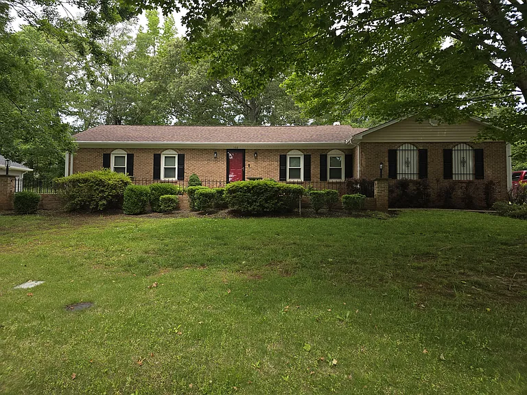 102 Woodgreen Dr — Photo 1