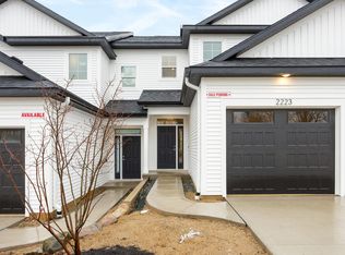 2221 NE Watertown Way, Grand Rapids, MI