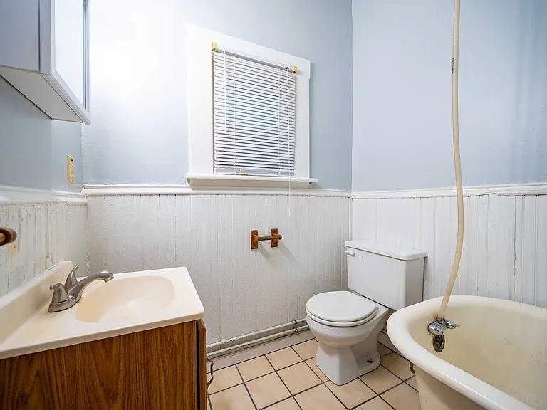 250 1/2 W 5th Ave #R — Photo 9