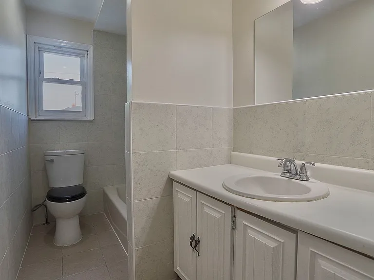 220 Astoria Pl #2 — Photo 16