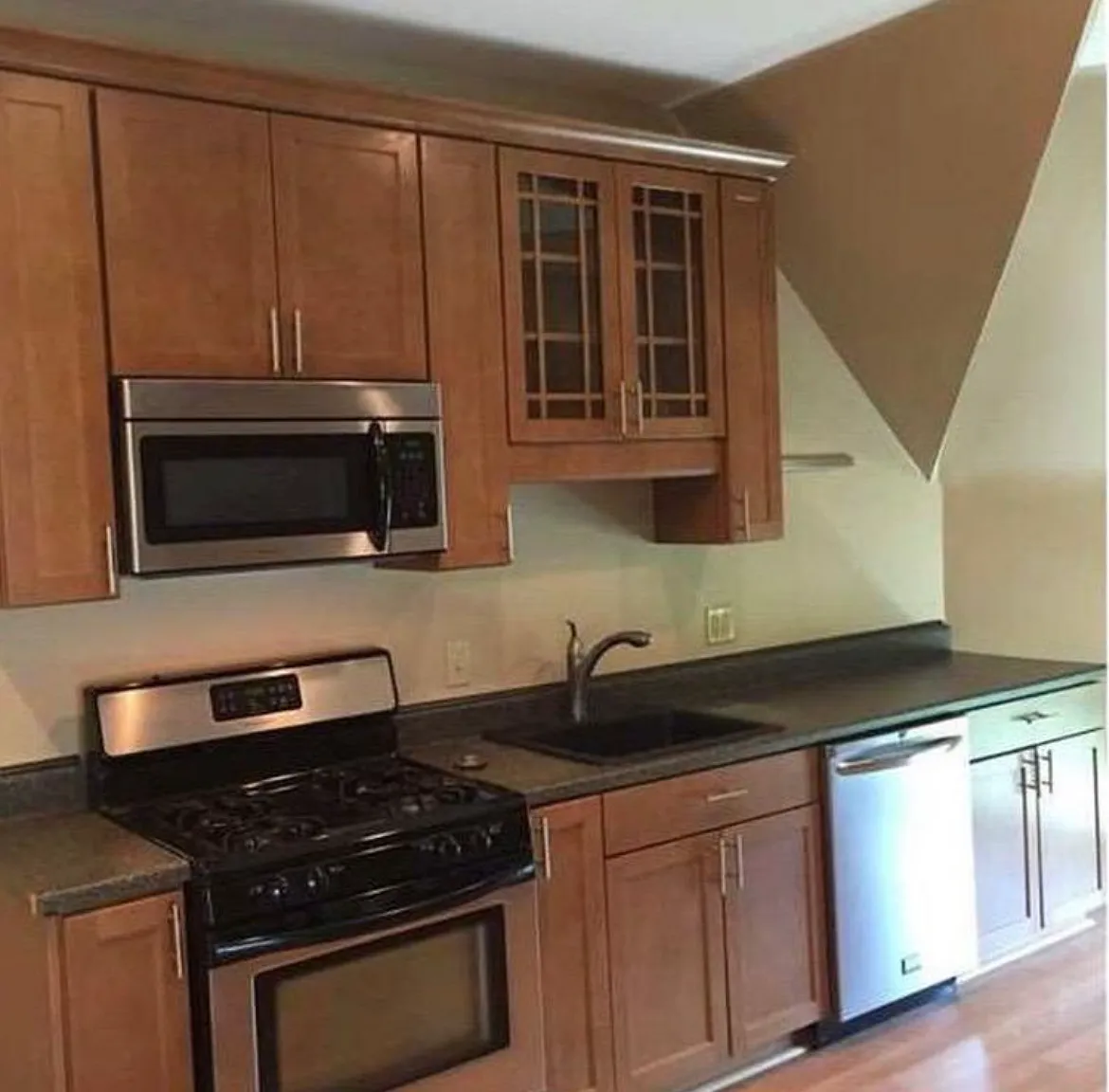 3 bed, 1000 sqft, $1,575 — Photo 2
