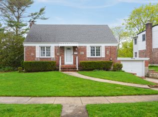90 Roosevelt Ct, Carle Place, NY 11514