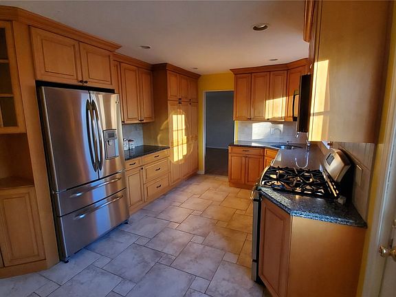 5th image of 328 Woodlawn Ave