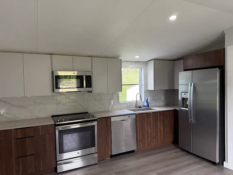 1219 Lakeside Dr E — Photo 4