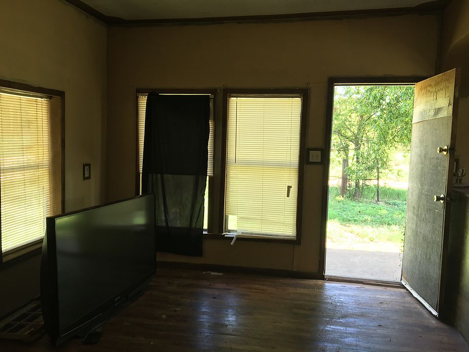 2nd image of 115 W 4th St