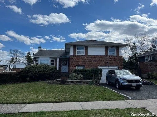 7 Maxine Avenue, Plainview, NY 11803