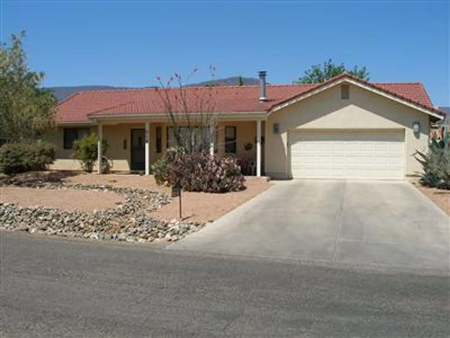Occupied Do not Disturb Tenant - Contact Property Pros Property Management — Photo 1