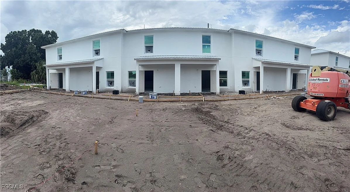 Building Photo - 701 S Lopez St #1