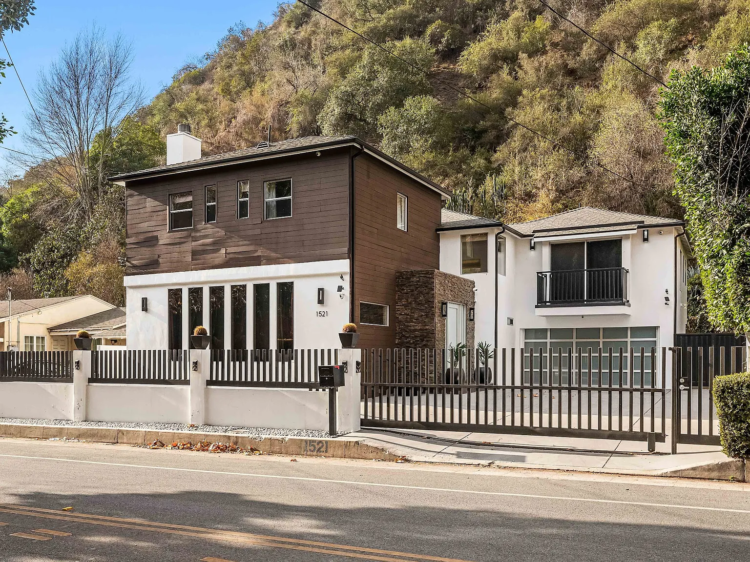 1521 Benedict Canyon Dr — Photo 2