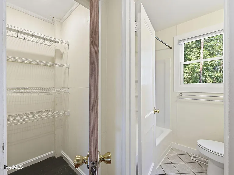 1101 Meadows St — Photo 17
