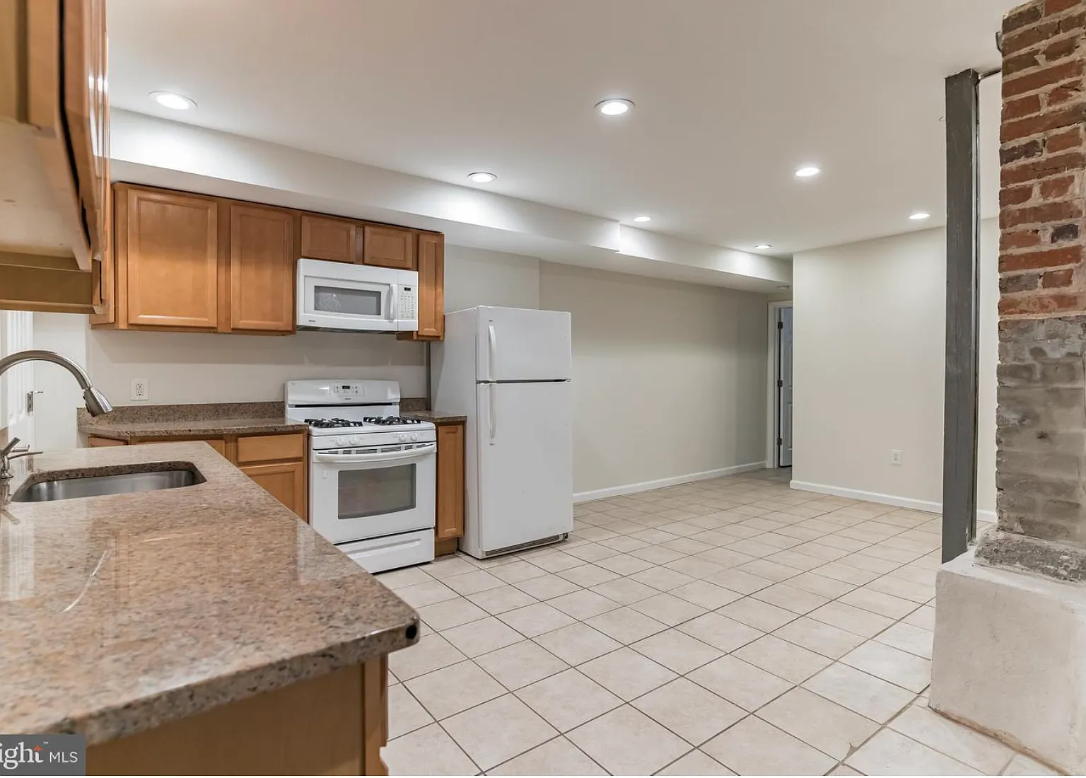 2 bed, 1000 sqft, $2,800 — Photo 2