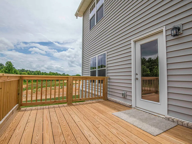 Backyard deck with great review. No rear neighbor