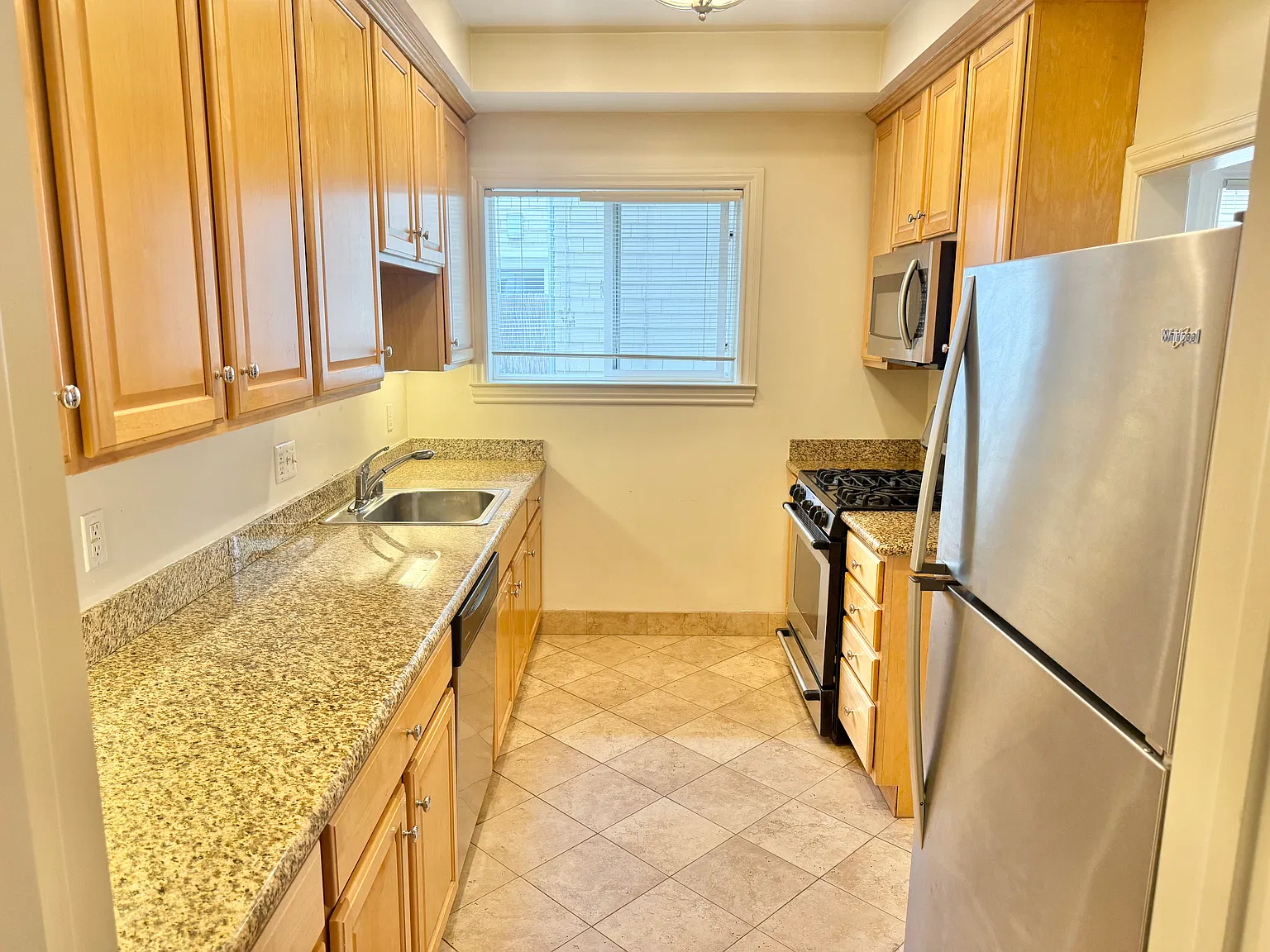 2 bed, 1050 sqft, $6,500 — Photo 2