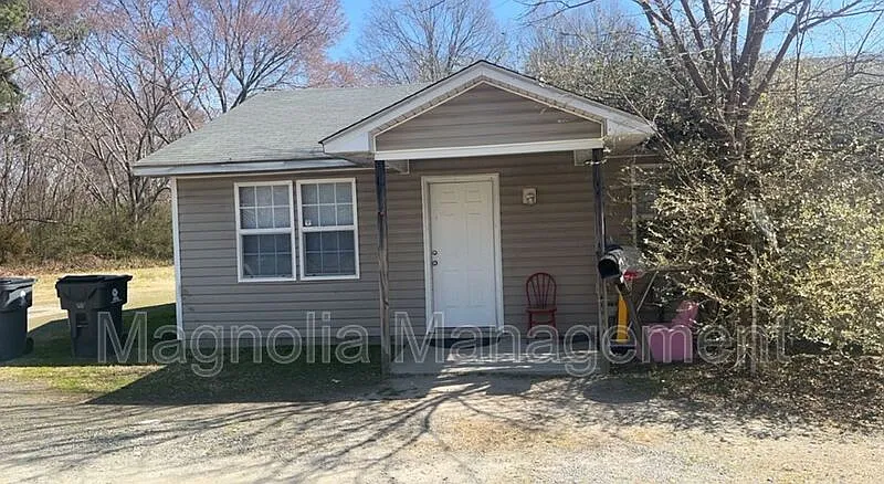 2 bed, 1.0 bath, $875 — Photo 1
