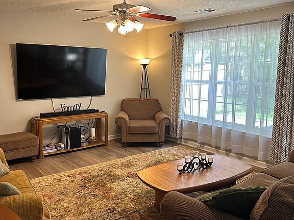 den area, open to kitchen