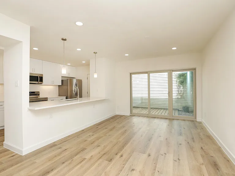 2050 Augusta Dr — Photo 9