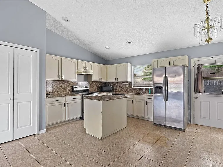 568 Kingfisher Dr — Photo 5