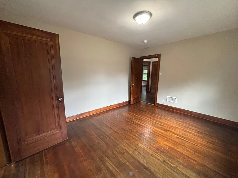 516 Wrexham Ave — Photo 17