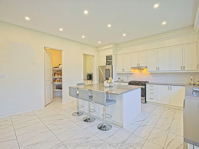 19 Marigold Blvd — Photo 17