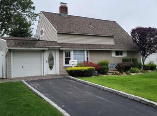 43 Wheel Barrow Ln, Wantagh, NY 11793