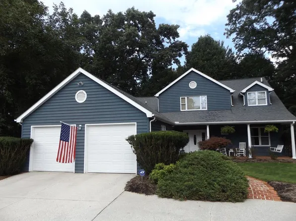 1201 Lynn St, Hillsville, VA 24343